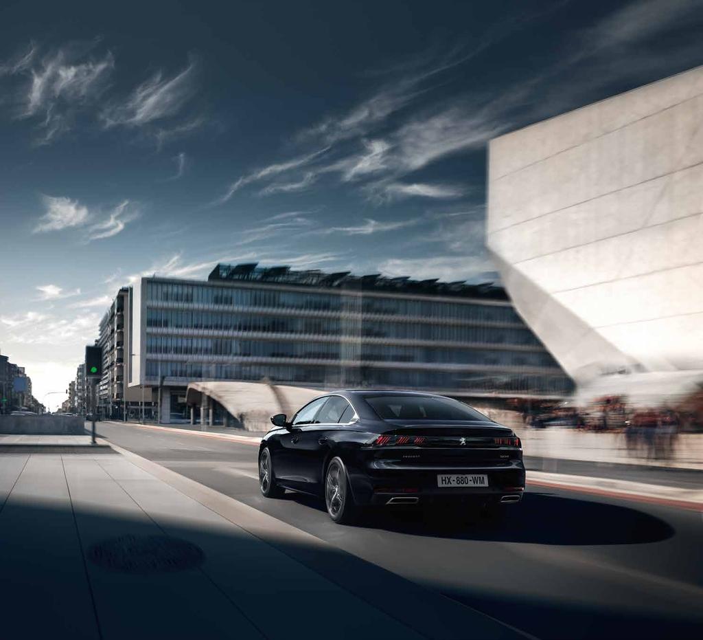 ÚJ PEUGEOT 508 ALLURE FORMABONTÓAN MODERN A PEUGEOT Instinct koncepcióautóról ismerős csillogó fekete, vízszintes sáv amely az egész hátsó részen végigfut még jobban kiemeli a 3D