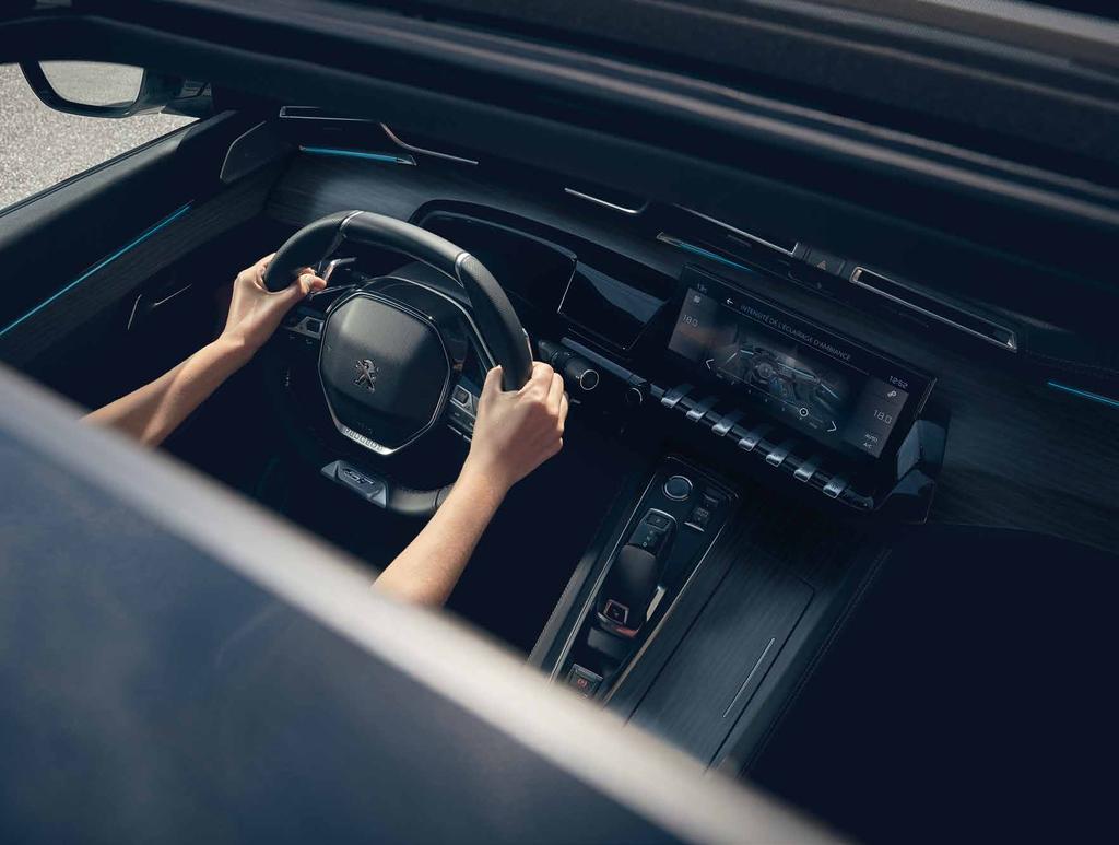 BELSŐ TÉR AZ ÚJ PEUGEOT 508 BELSEJÉBEN EGY MEGLEPŐ, EREDETI ÉS MINDEN PORCIKÁJÁBÓL MINŐSÉGET SUGÁRZÓ ÚJ VILÁG TÁRUL FEL, MELY NAPI