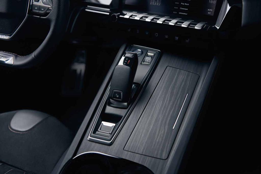 ELSŐ A HATÉKONYSÁG! ÉSZREVÉTLEN SEBESSÉGVÁLTÁSOK Az új PEUGEOT 508 az EURO 6.c normának megfelelő, legújabb generációs PureTech* és BlueHDi* motorokkal kerül forgalomba.