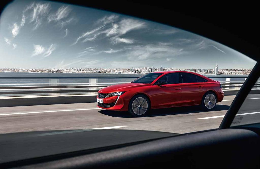 ÚJ PEUGEOT 508 GT VÉGLETEKIG VONZÓ FORMABONTÓ LIMUZIN Az új PEUGEOT 508 GT alacsony karosszériája, feszes vonalai és izmos, acélos külseje igényes és innovatív
