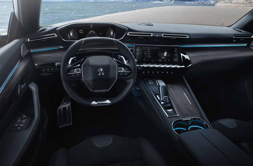 AZ UTOLÉRHETETLEN PEUGEOT i -COCKPIT Foglaljon helyet a PEUGEOT i-cockpit volánjánál és ismerje meg a vezetőhely fogalmának legújabb rugalmas és futurisztikus értelmezését: a kis méretű kormányt, a