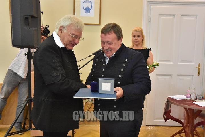 szükség esetén beszűkíteni lehet a munkásnadrágokat! A pólókon semmiféle átalakítás nem kivitelezhető. Kitüntetést kapott Dr.