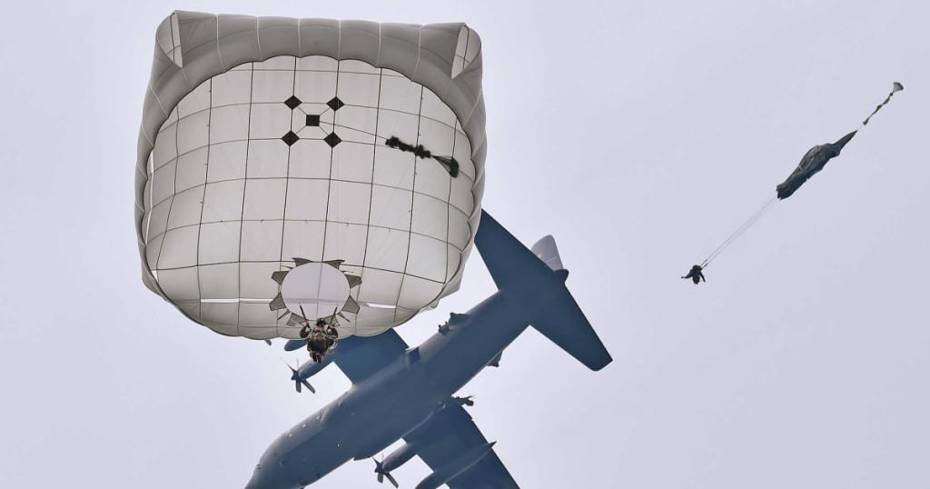 A T-11, a nem irányítható amerikai trónkövetelő ezzel szemben a szögletes alakú kupolájának, valamint a függőleges irányítórések -en (8.