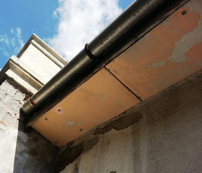 A lépcsőház és a kapualj burkolata több helyen sérült, pótlást igényel. Elsősorban ez esztétikai kérdés. A lépcső alulról el van repedve, felső részen ez nem látszik, a hajszálrepedéseket kivéve.