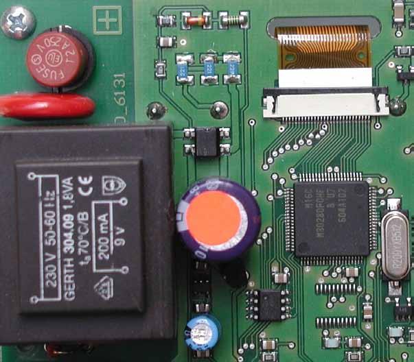 Z.2 - Biztosítékcsere (Replacing the fuse) Veszély! Javítást és karbantartást a készüléken csak szakember végezhet.