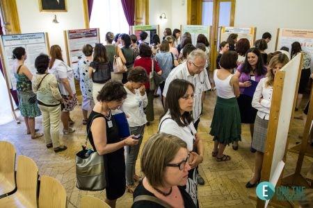 képest kevésbé képesek szabályozni a levegővétel és a néma szünet viszonyát, ám a szünettartásban már ebben az életkori sávban is kimutathatók a felnőttekéhez hasonló mintázatok. 4.