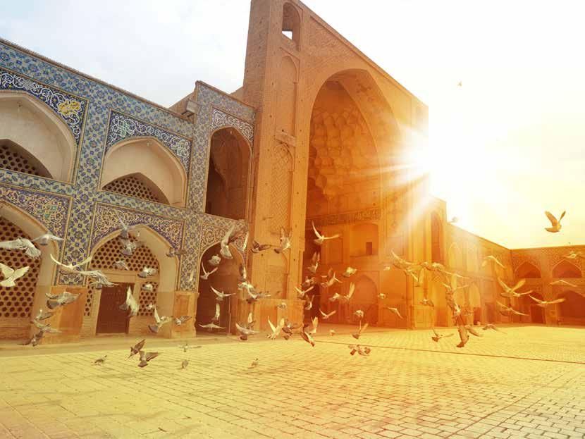 Irán Perzsa emlékek A Naszir Al-Mulk (Rózsaszín) mecset színezett üvegablakain beáramló fény a perzsaszőnyegeken verődik vissza. ISFAHAN TEHERÁN KASHAN PASARGAD SHIRAZ YAZD PERSEPOLIS 1.