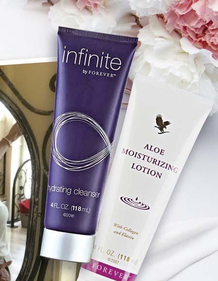 Infinite by Forever Hydrating Cleanser (hidratantno sredstvo za čišćenje lica s prirodnim sastojcima) Vlažnom rukom masirajte kožu: Lice i tijelo S obje ruke od gornjeg prema donjem dijelu, s obje
