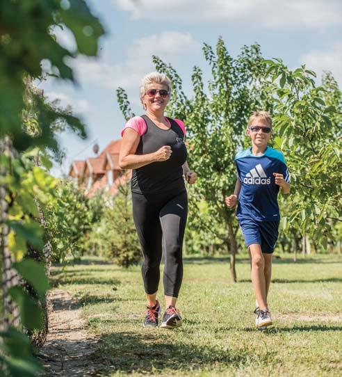 Čučanj Zauzmite položaj raskoraka u širini ramena, ruke podignite savijeno do uha.