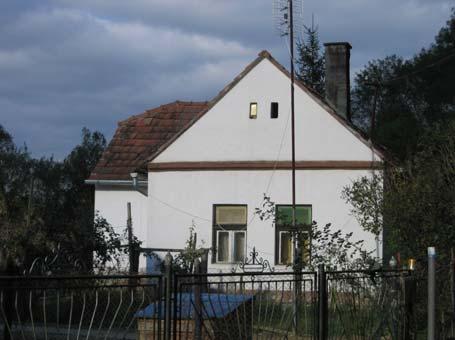 hengeres oszlopos toldott tornáccal rendelkezik, melynek alsó része és felső oszlopfője négyzetes alaprajzú. A lakóépület szépen megmaradt szerkezetét a látható felújítás során nem változtatták meg.