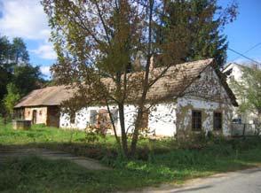 jelenleg lakatlanul áll a József Attila utca végén Nagylengyel felé gyönyörű panorámával. Az épület utcai homlokzatán két ablakkal oromfalas, hagyományos szerkezetű.