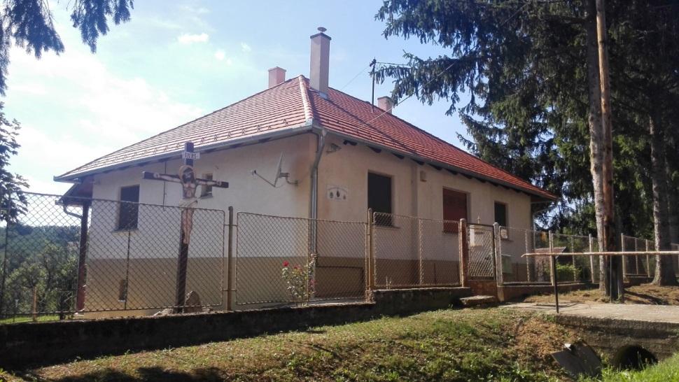 A mileji településrészen a Móricz Zsigmond utca és a Petőfi Sándor utca közötti terület magas rézsűvel kiemelkedik a völgybe ereszkedő út felületéből.
