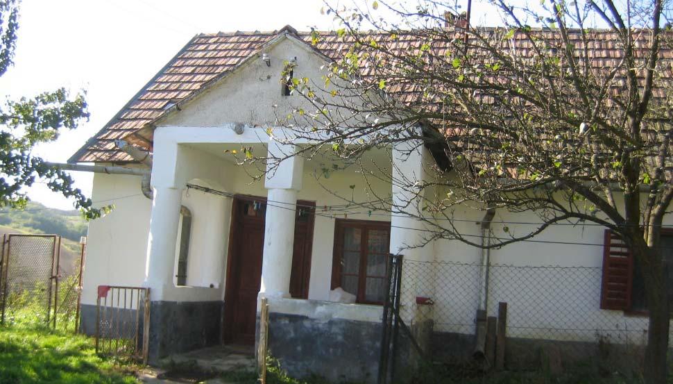 keskeny nyeregtetős, oromfalas,