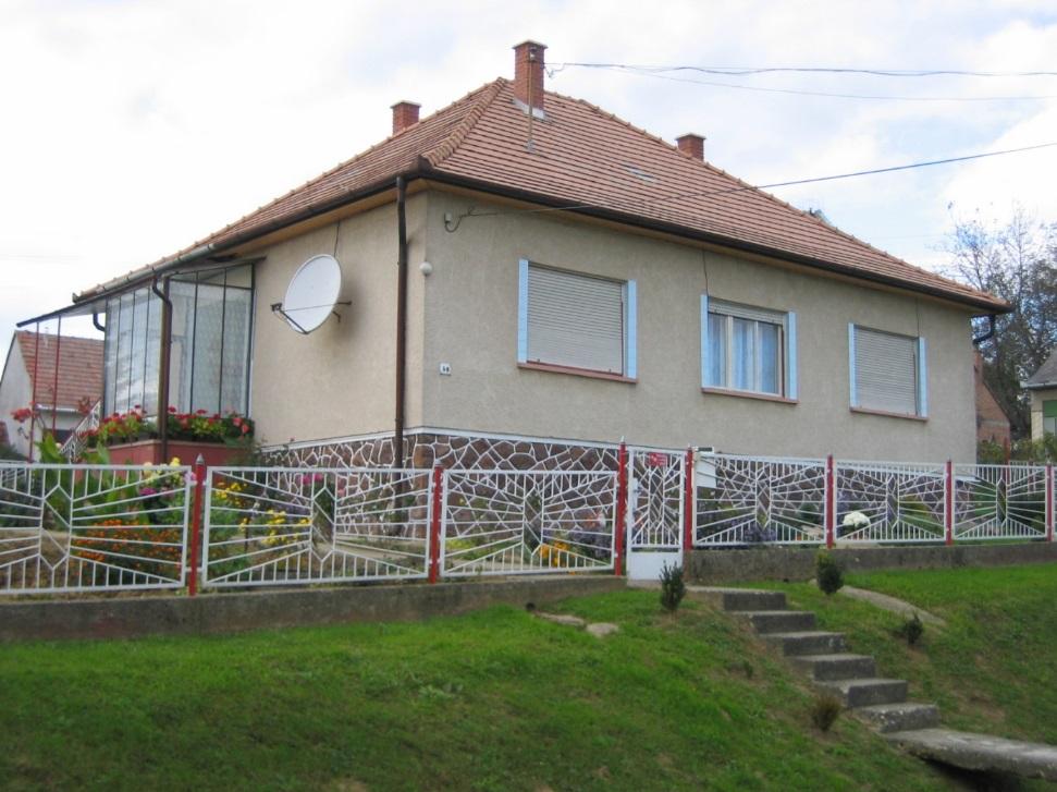 megmaradtak régi oromfalas T alaprajzú