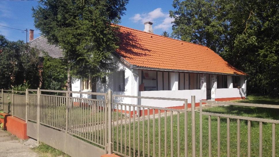 homlokzattal, jó arányú tömeggel.
