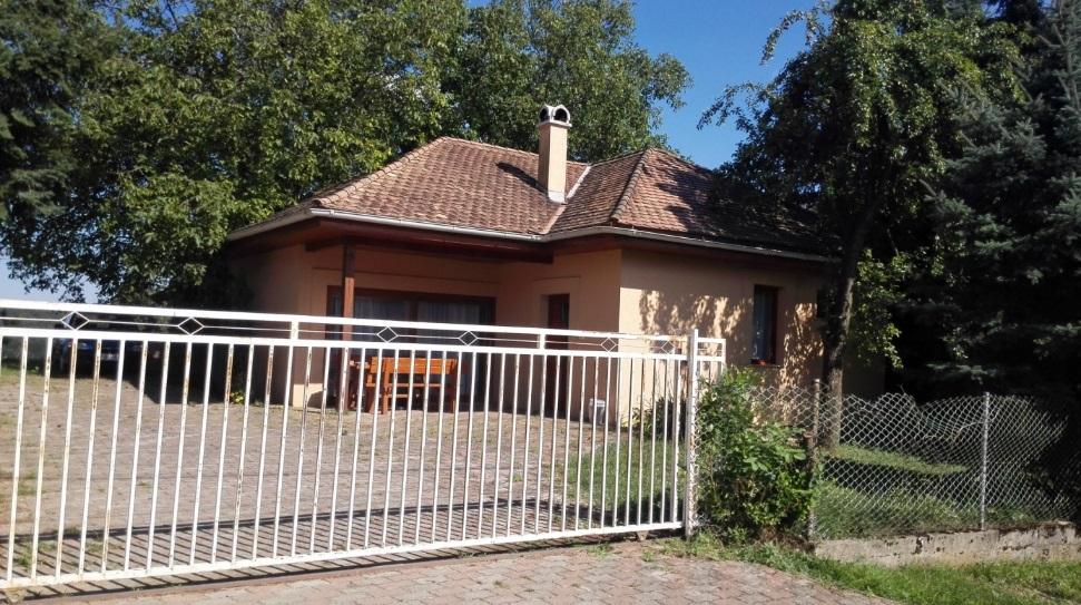 A telkek növényzetét gyep felületek és falusi virágok, cserjék, bokrok, gyümölcsfák adják és némi