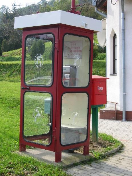 táblák, falon, ablakban, üzlet portálon fordulhatnak még elő a kis településeken.