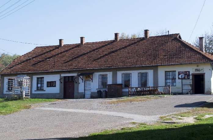 utcán működik egy kis virágüzlet