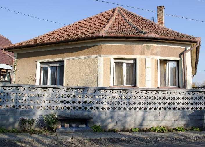 Az épületek nyílás keretezése, a vakolat architektúrája és színezése több helyen