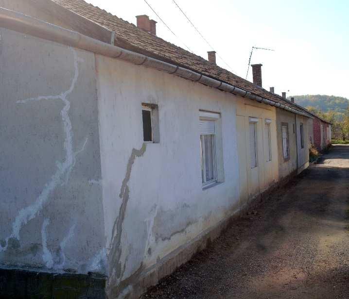 loggia megjelenése. Ezek az un. nagy tömegű házak településen belüli elhelyezkedésére egyaránt jellemző a csoportos és az önálló beékelődő megjelenés.