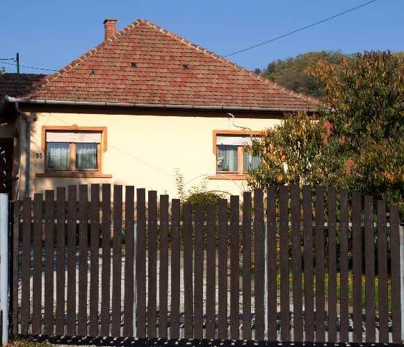 Falazott kerítések esetében a lábazat és az oszlop legtöbbször kő, tégla vagy beton