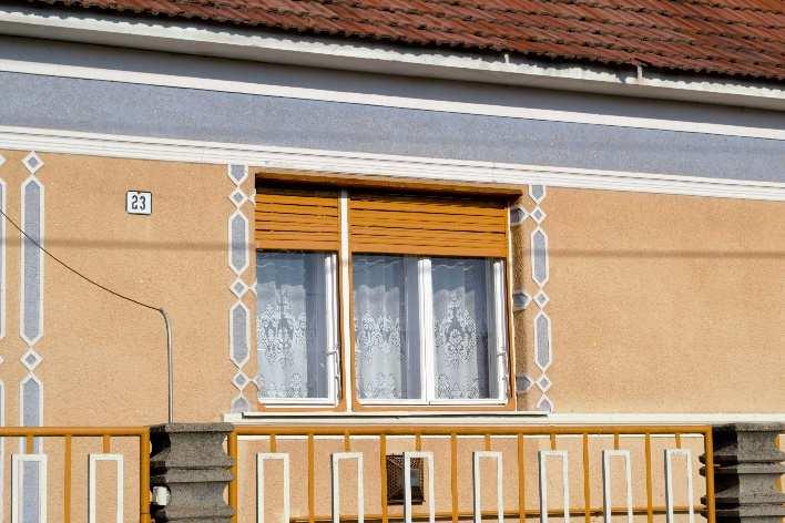 Építészeti útmutató 59 HOMLOKZATKÉPZÉS, ANYAGHASZNÁLAT A homlokzat az épület arca, és ebben az arcban a gazda saját képe (annak szokásai,