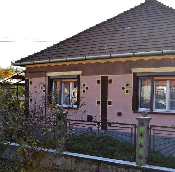 Az ilyen jellegű épületeken külső oldali hőszigetelés alkalmazása nem javasolt, mivel az épület hagyományos arányainak a torzulása mellett az értékes