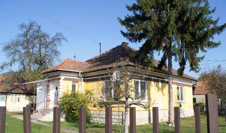 Kerüljük a lapos hulladékkőből csemperagasztóval felragasztott lábazat vagy nyíláskeretezés díszítéseket!