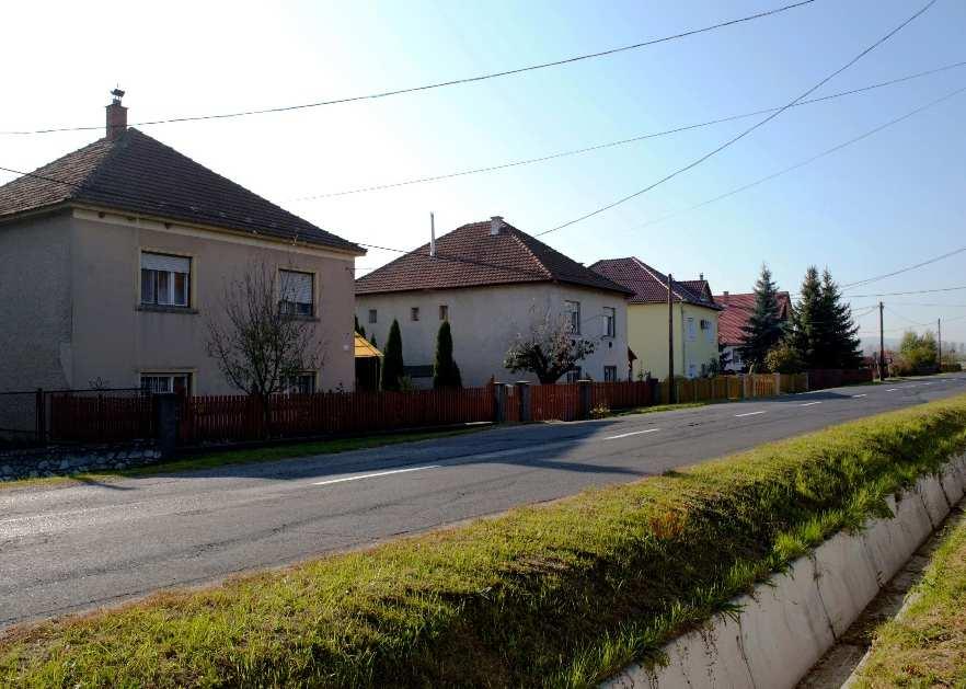 A buszmegálló kialakítás szintén illeszkedjen az utcaképbe, az egyéb környezet architektúra elemekhez és növényekhez.