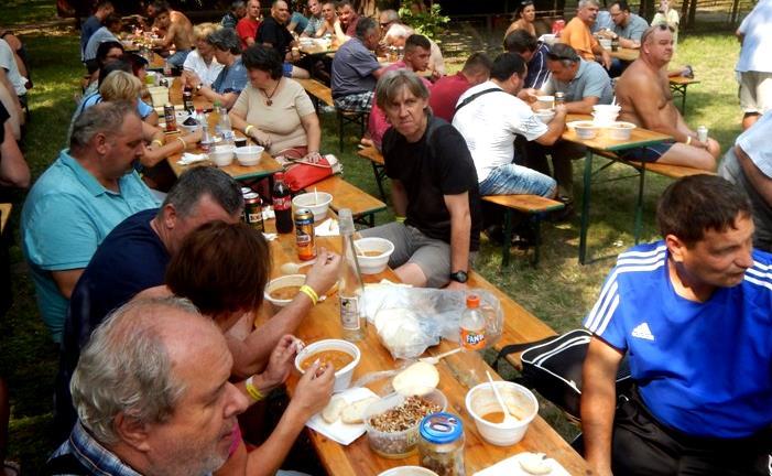 A nap már igen magasan állt, mikor Piskóczi Zsolt játékvezető lefújta az utolsó meccset, és Fekete László TEB osztályvezető köszöntötte a játékosokat és a közönséget.