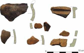 a gótikus fázist megelőző sekrestye alapfalai is. A 14 15. században épített fal alapozása alatt, egy szintén az első templomhoz tartozó temetkezés maradványai kerültek elő (S-10).