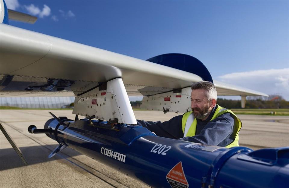 1. kép Zavarókonténer a Dassault Falcon 20 repülőgép szárnya alatt [30] A JEWCS a NATO részére elektronikai hadviselés tapasztalatot, támogatást és kiképzést nyújt gyakorlatok és műveletek alatt.