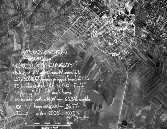 alkalmazásával próbálták azonosítani a célpontokat, de az aktív légvédelem zavarása miatt a bombák jelentős része városkörnyék lakatlan területeire és az akkor önálló településekre, Görömbölyre és