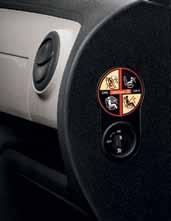 utasoldali kesztyűtartó 3 ülés Isofix rögzítőkkel (a 2. üléssorban) Osztatlan, lehajtható hátsó ülés (a 2.