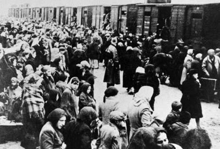 Egy beregszászi traszport megérkezése Auschwitz- Birkenauba 1944 május második felében A szelekció folyamata: a munkára alkalmasak és alkalmatlanok kiválasztása.