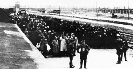közös sírban elföldelte. Ugyanebben az idôszakban a magyar alakulatok Marosludason 17, Aradon pedig 6 zsidót gyilkoltak meg.