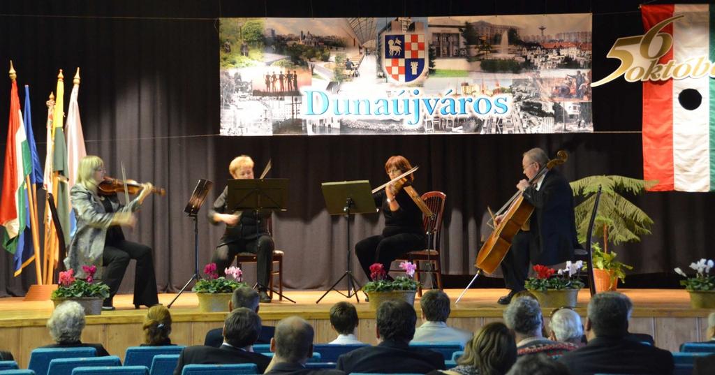 Dunaújváros Megyei Jogú Város polgármestere Cserna Gábor ünnepi