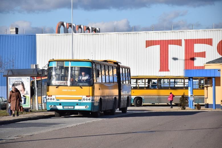 KÖZÖSSÉGI KÖZLEKEDÉS Erősségek Kiépült vasúti infrastruktúra, villamosított vasúti fővonal, korszerű gyorsvonatok Iskolai és munkahelyi mobilitási igényeket kiszolgáló,