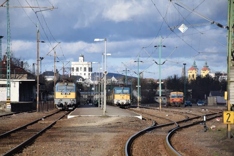 alulhasznosított, leromlott területe Gyenge szolgáltatás az Eger Szilvásvárad vasútvonalon Túlzsúfolt autóbusz-állomás Ritka helyi autóbusz-közlekedés a város keleti és