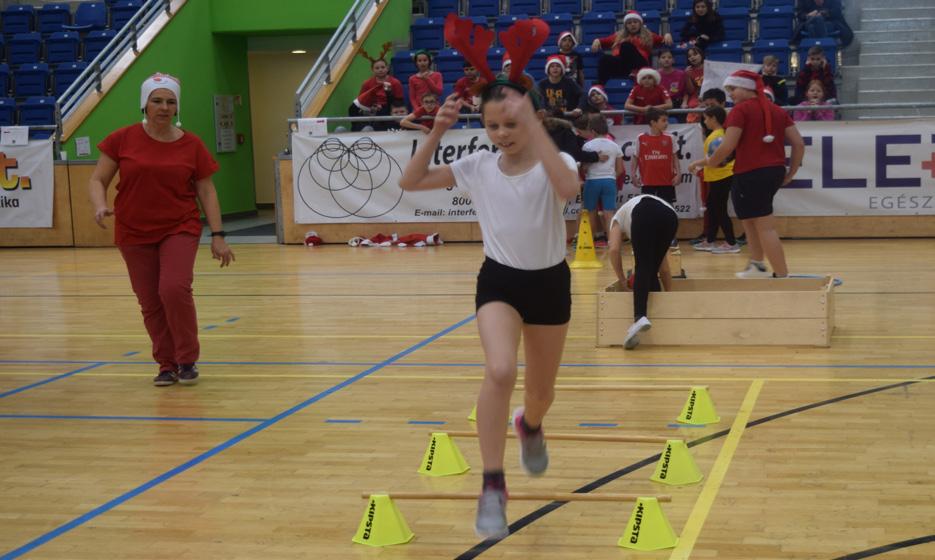A Mikulás-kupa boldog tulajdonosai, akik egy évig őrizhetik, büszkén