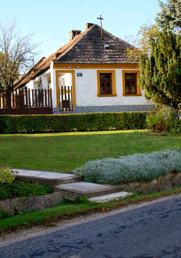 11 Örökségünk A műemléki templom és a plébánia mellett 2 színvonalas régi parasztház felújítás található a településen, a többi régi épület nagyrésze viszont már romos állapotú.