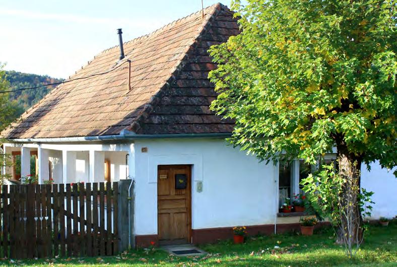 Bakonyi típusú, keskeny fatornácos parasztházak helyett a falazott tornácos, nyeregtetős háztípus lett az elterjedtebb, ma inkább már csak ilyenekkel találkozhatunk.