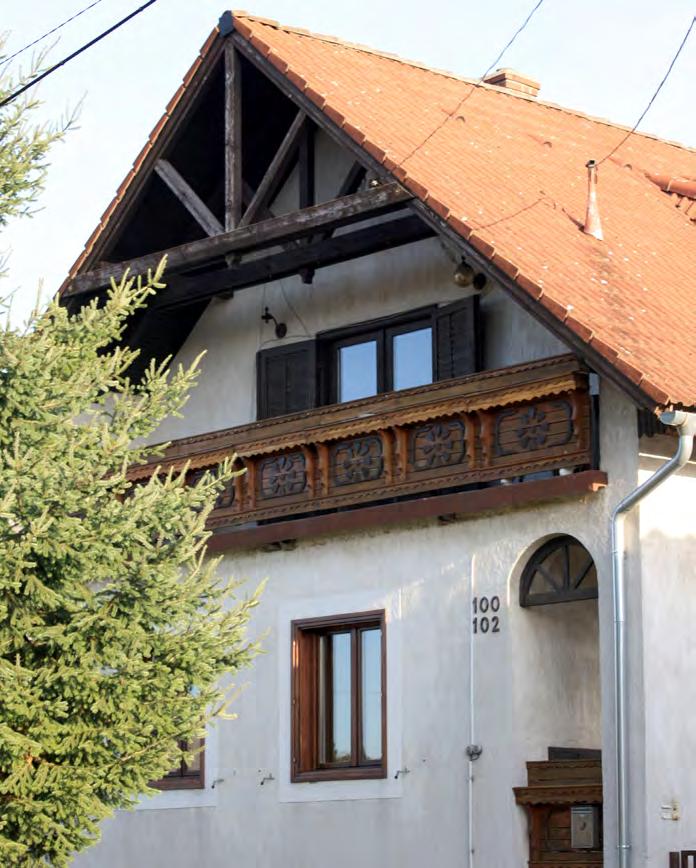Az oldalsó oszlopos tornác, és a díszes erkélyek kialakítására, elhelyezkedésére is számos, részleteiben eltérő megoldás