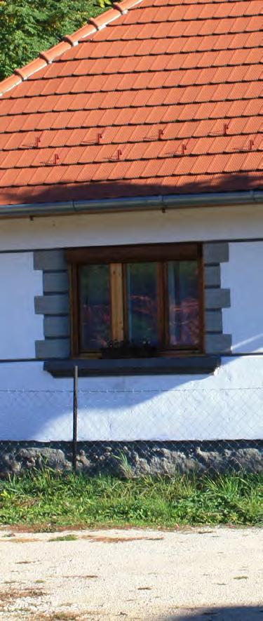 Anyaghasználat szempontjából a természetes anyagok - a kő, tégla, vakolt felületek, faburkolat - részesítendők előnyben.