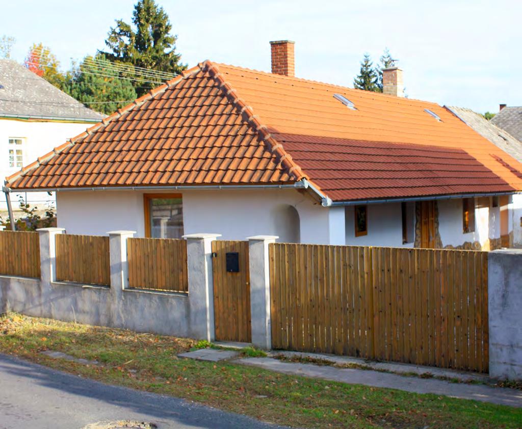 31 Jó példák, épületek, épített részletek Szintén a település főutcáján található egy másik hasonló jellegű, szemrevaló épület.