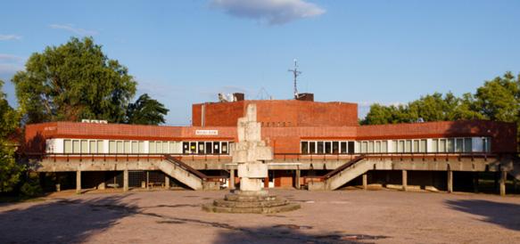 A szervezett és rendszeres könyvtári szolgáltatás 1952-ben kezdődött és 1989-ig szintén módszertani feladatai voltak a járás területén. 1994-ben összevonták a művelődési intézményeket.
