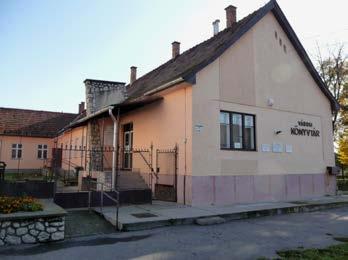 Négy könyvespolc, egy kölcsönző pult és a megyei könyvtártól kapott négy használt olvasóasztal a hozzá tartozó 16 székkel.