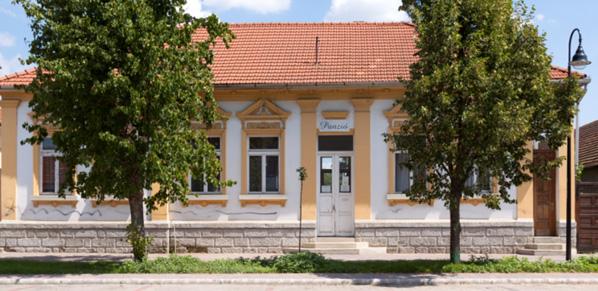 A Panzió átadására 2001-ben került sor. (Mészáros) Az intézmény kiadványai Két kiadvány lát napvilágot rendszeresen az intézmény gondozásában.