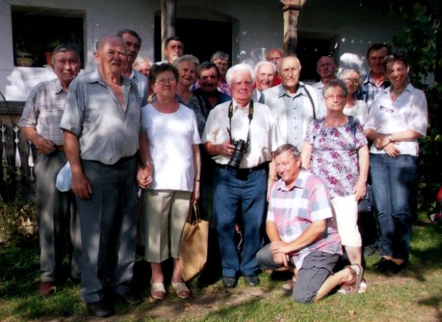 Miklós Gyula Kertbarát Kör A kertbarát kör tagjai bódvaszilasi szakmai kiránduláson 2015-ben. (Üveges) A kör a Városi Könyvtárban alakult meg 1976.