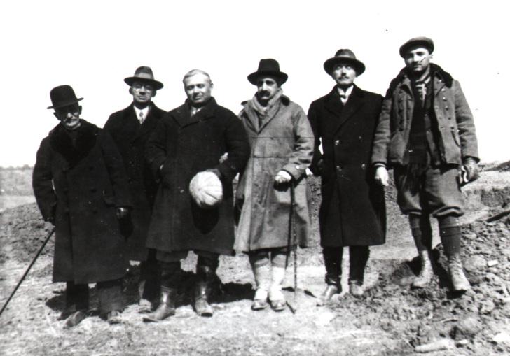 A pár nappal ezelőtt megindult ásatásokhoz a Borsod-Miskolci Múzeum vezetősége, tekintve, hogy igen gazdag telepekről van szó, a Nemzeti Múzeum szakértőit is meghívta, akik viszont külföldi tudósok